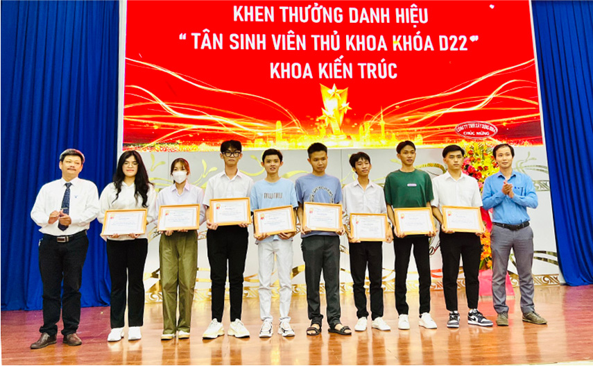chao-don-tan-sinh-vien-va-trao-thuong-cho-cac-tai-nang-nha-kien-3